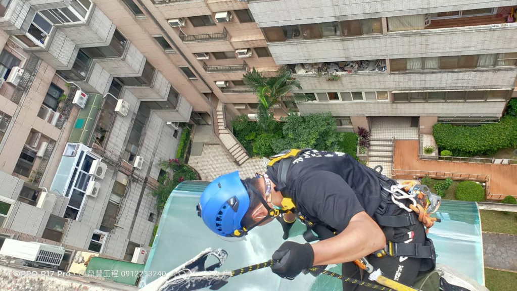 專業外牆施工｜新北市採光罩耐力板舊換新｜鼎豐外牆修繕