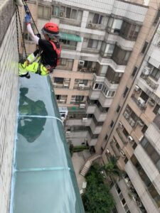專業外牆施工｜新北市採光罩耐力板舊換新｜鼎豐外牆修繕