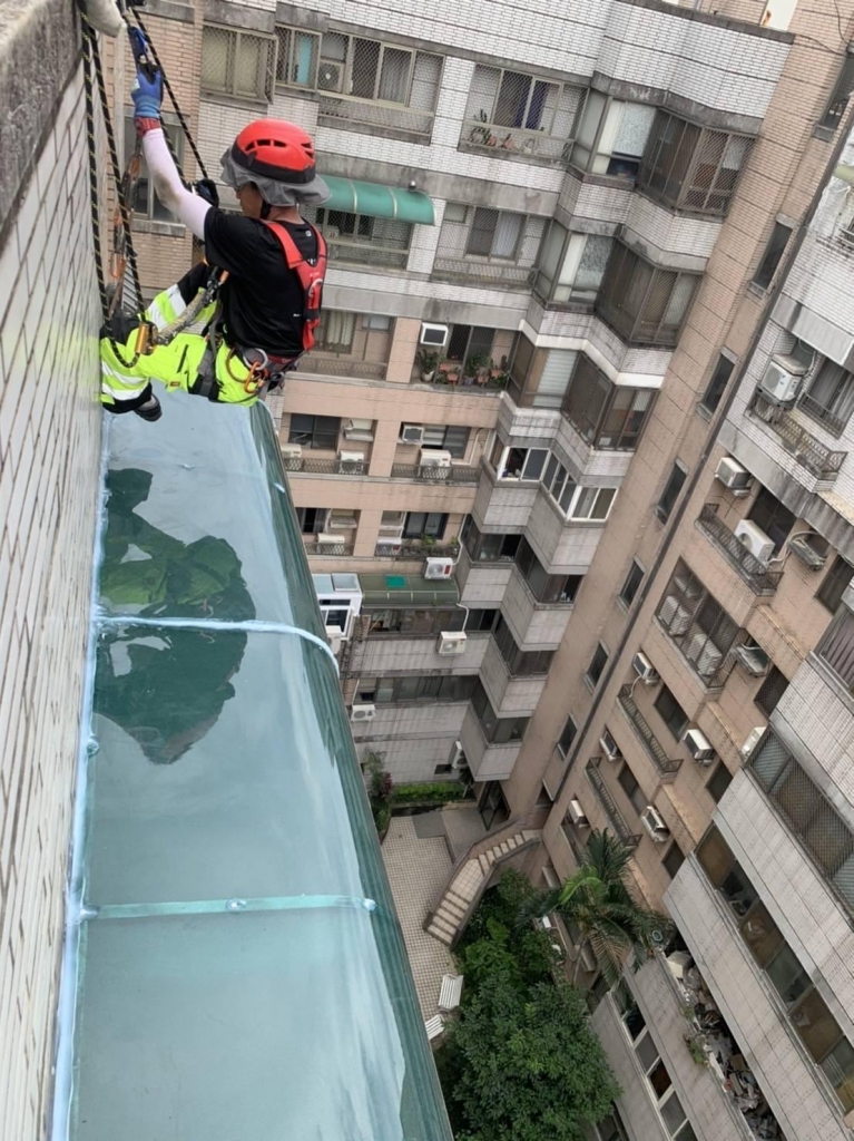 專業外牆施工｜新北市採光罩耐力板舊換新｜鼎豐外牆修繕