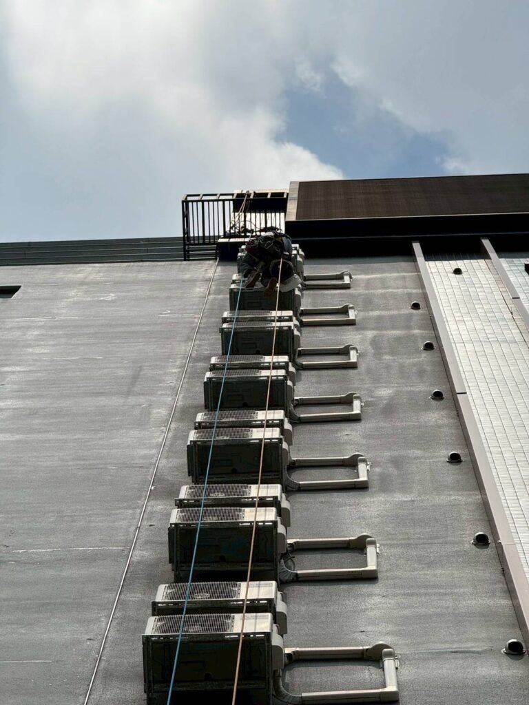 🔧【社區大樓冷氣室外機 繩索垂降施工｜專業拆除】🔧-1