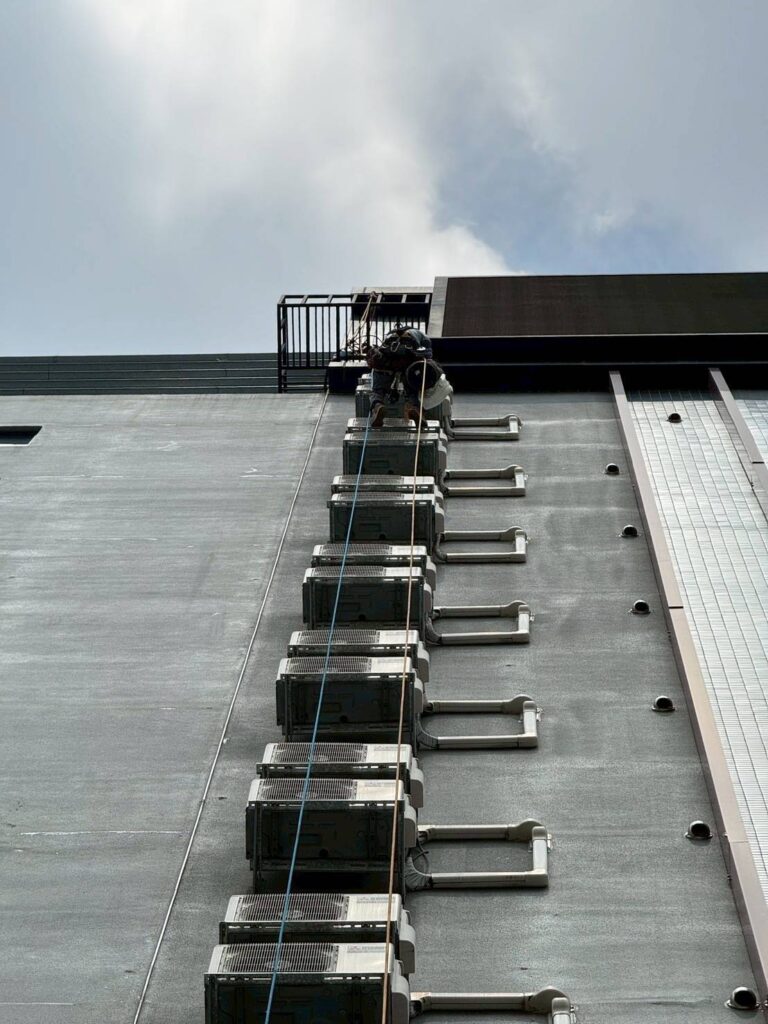 🔧【社區大樓冷氣室外機 繩索垂降施工｜專業拆除】🔧-3
