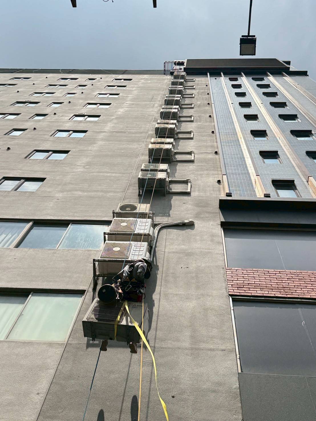 🔧【社區大樓冷氣室外機 繩索垂降施工｜專業拆除】🔧-5