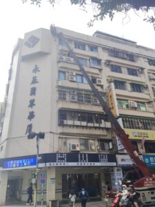 外牆施工｜申請路權→吊車進場→專人指揮動線→高處室外機拆除-3