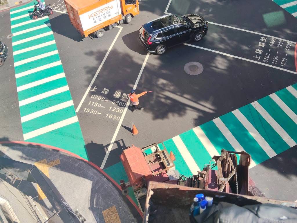 外牆施工|申請路權→吊車進場→專人指揮動線→高處室外機拆除-4