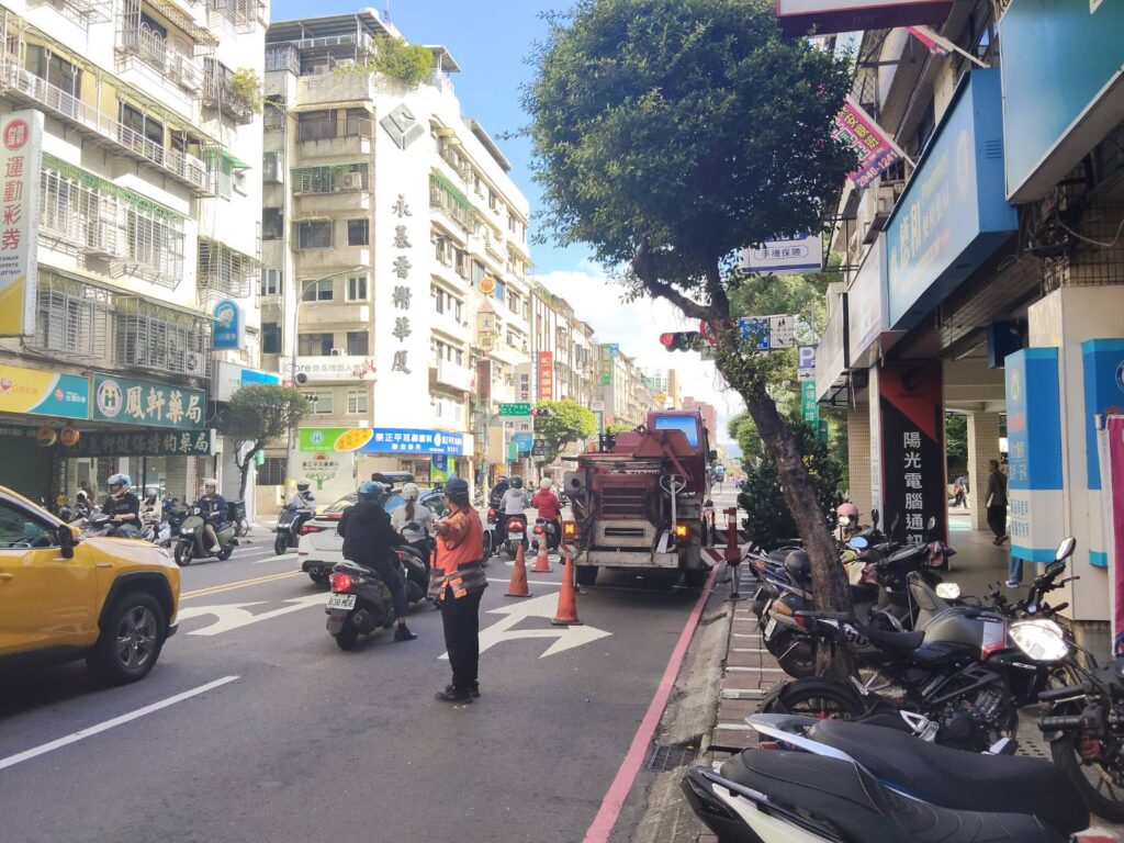 外牆施工｜申請路權→吊車進場→專人指揮動線→高處室外機拆除-5