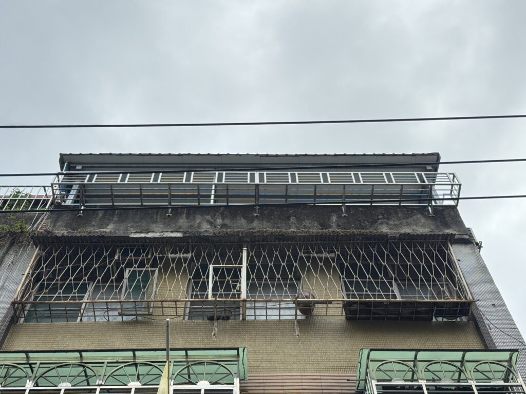 鼓山區50年老公寓外牆整修工程｜女兒牆底部磁磚脫落-3