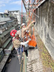 鼓山區50年老公寓外牆整修工程｜女兒牆底部磁磚脫落-1