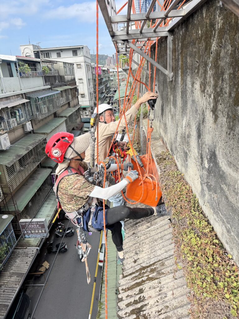 鼓山區50年老公寓外牆整修工程｜女兒牆底部磁磚脫落