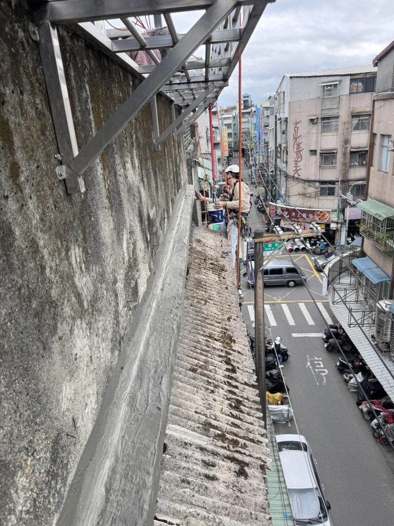 鼓山區50年老公寓外牆整修工程｜女兒牆底部磁磚脫落-2