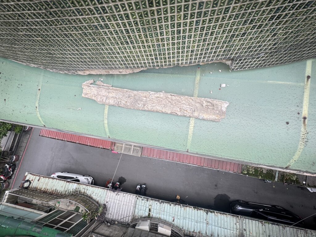鼎豐外牆修繕｜老宅頂樓陽台水泥大面積脫落？蜘蛛人直接上！-1