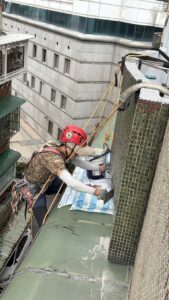 鼎豐外牆修繕｜老宅頂樓陽台水泥大面積脫落？蜘蛛人直接上！-3