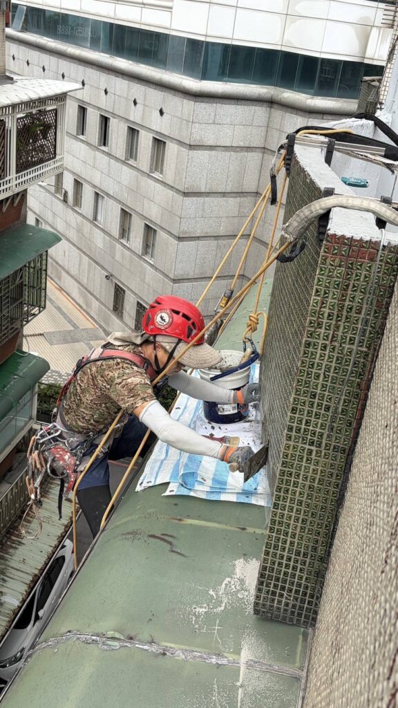 鼎豐外牆修繕｜老宅頂樓陽台水泥大面積脫落？蜘蛛人直接上！-3