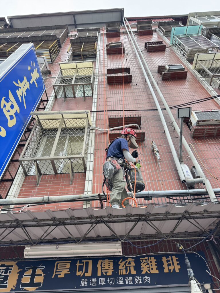 蜘蛛人防水工程｜牆面一直漏水？問題常常不是牆，是裂縫跟窗框！-3