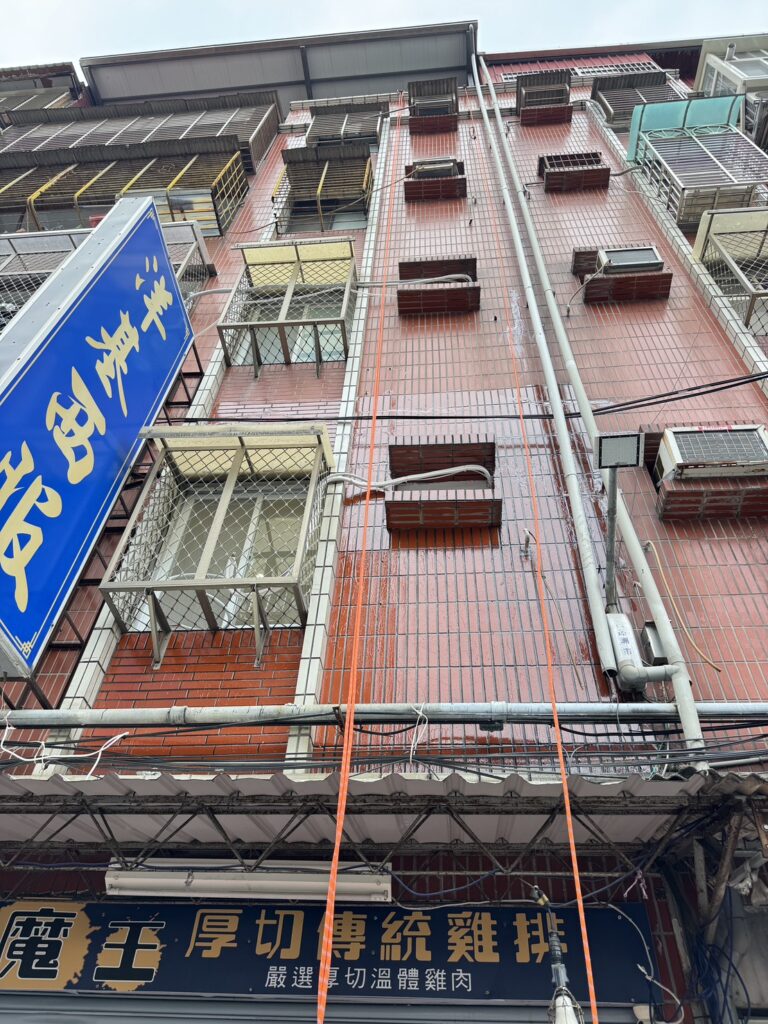 蜘蛛人防水工程｜牆面一直漏水？問題常常不是牆，是裂縫跟窗框！-4