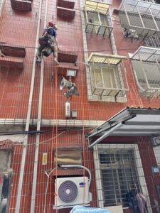 蜘蛛人防水工程｜牆面一直漏水？問題常常不是牆，是裂縫跟窗框！-1