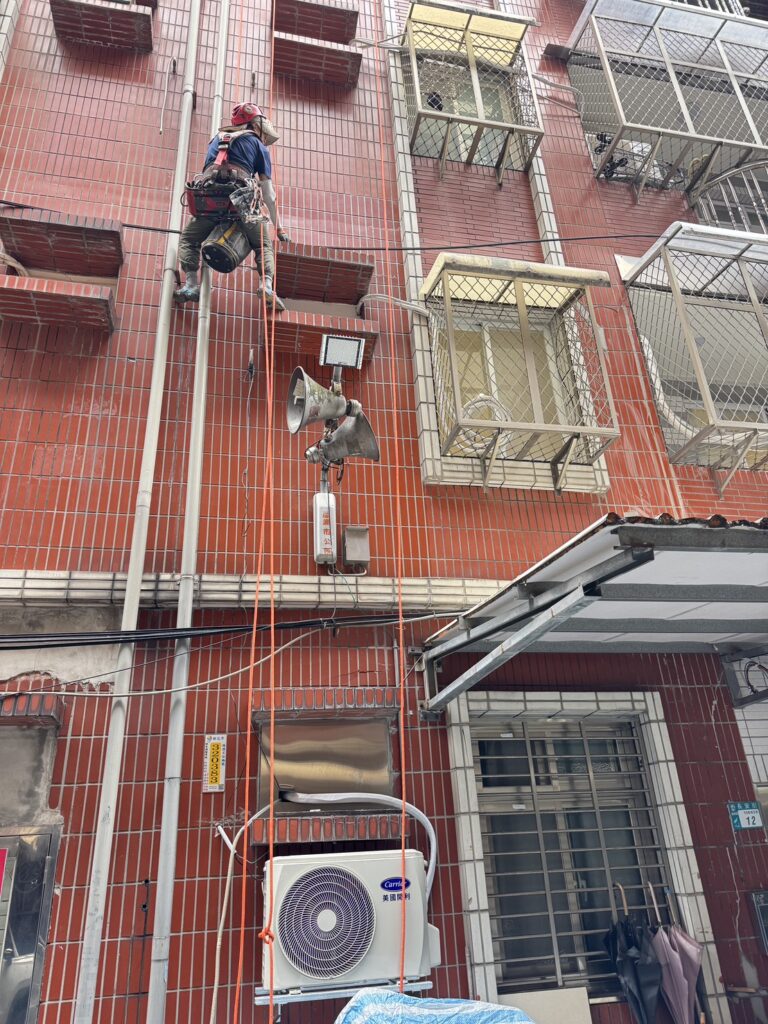 蜘蛛人防水工程｜牆面一直漏水？問題常常不是牆，是裂縫跟窗框！-1