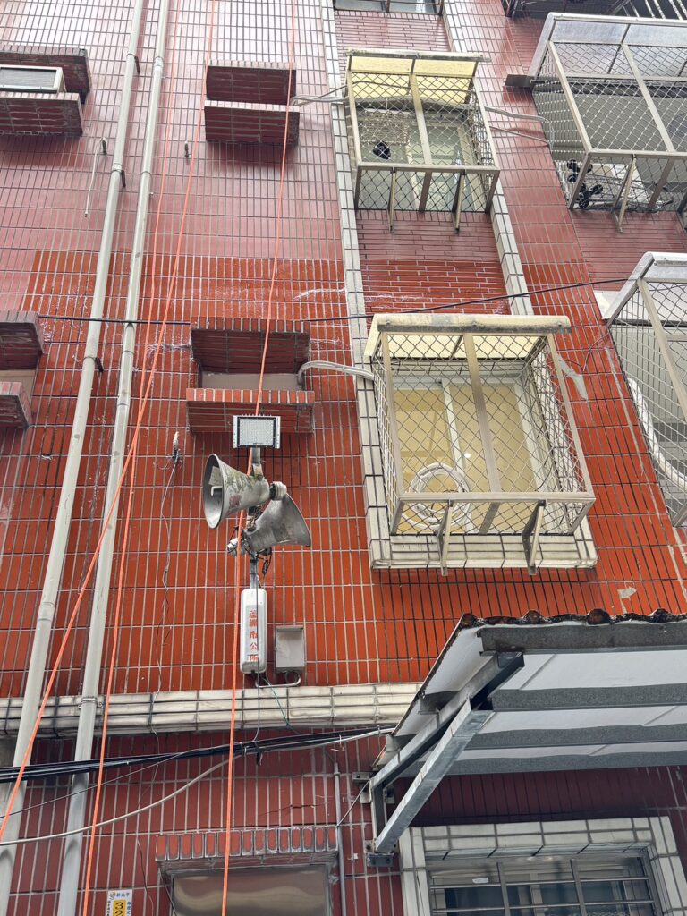 蜘蛛人防水工程｜牆面一直漏水？問題常常不是牆，是裂縫跟窗框！-2